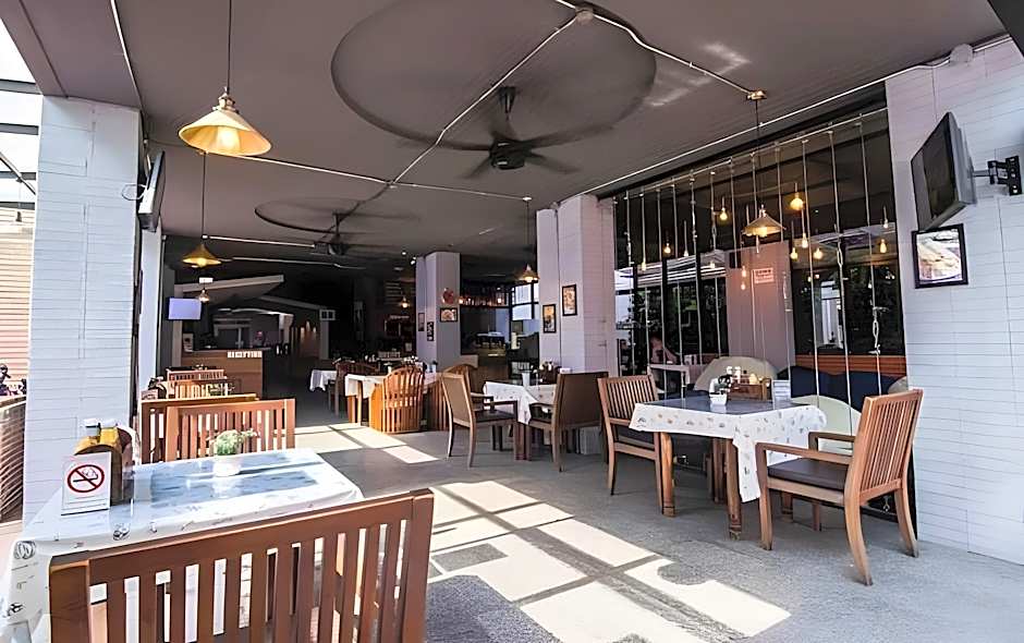 18 Coins Cafe & Hostel