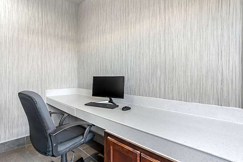Quality Inn & Suites Greenville - Haywood Mall