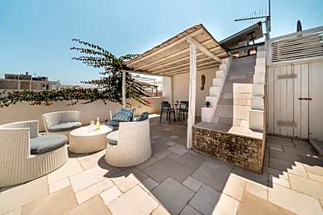 Apartment with Terrace and Sea View