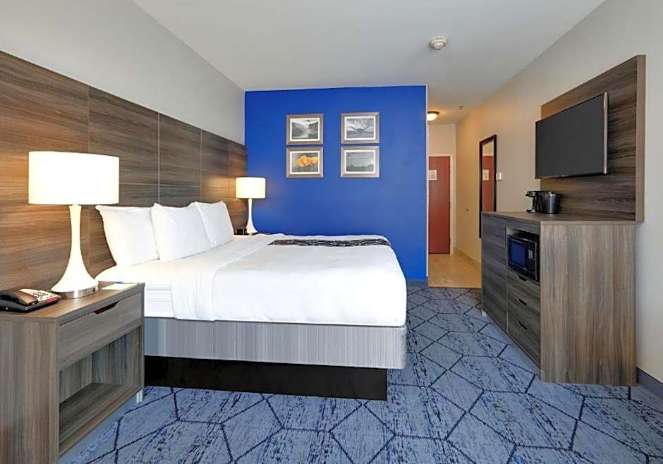 La Quinta Inn & Suites by Wyndham Denton - University Drive