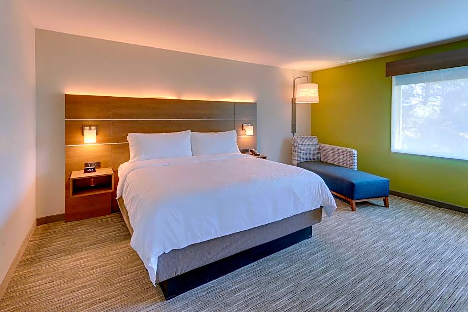 Holiday Inn Express & Suites Roanoke - Civic Center By IHG