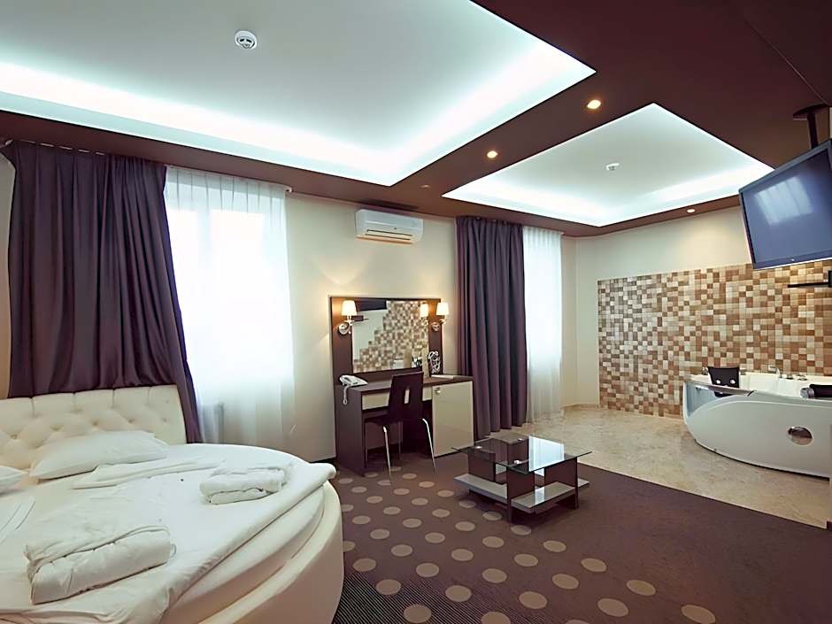 Ambassador Plaza Hotel