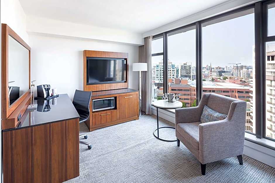 DoubleTree by Hilton Hotel & Suites Victoria