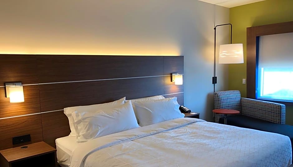 Holiday Inn Express & Suites - Springfield North, an IHG Hotel