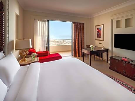 Club King Room with balcony and sea view