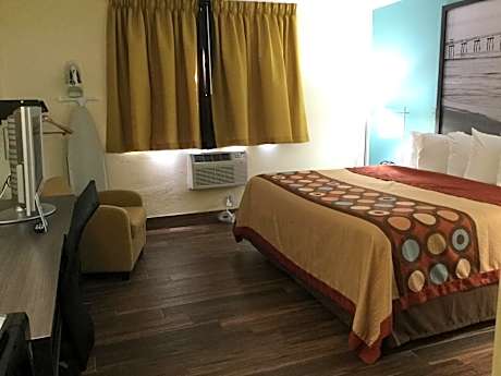 1 Queen Bed, Mobility/Hearing Accessible Room, Roll-In Shower, Non-Smoking
