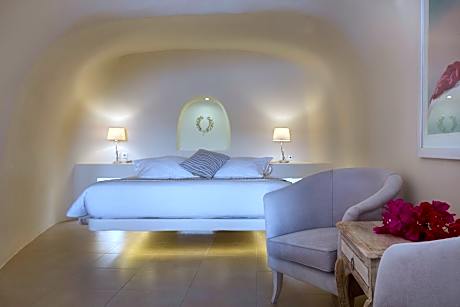 Honeymoon Cave Suite with Caldera View