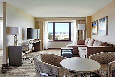 Executive Suite, 1 King, Sofa bed, Waterfront