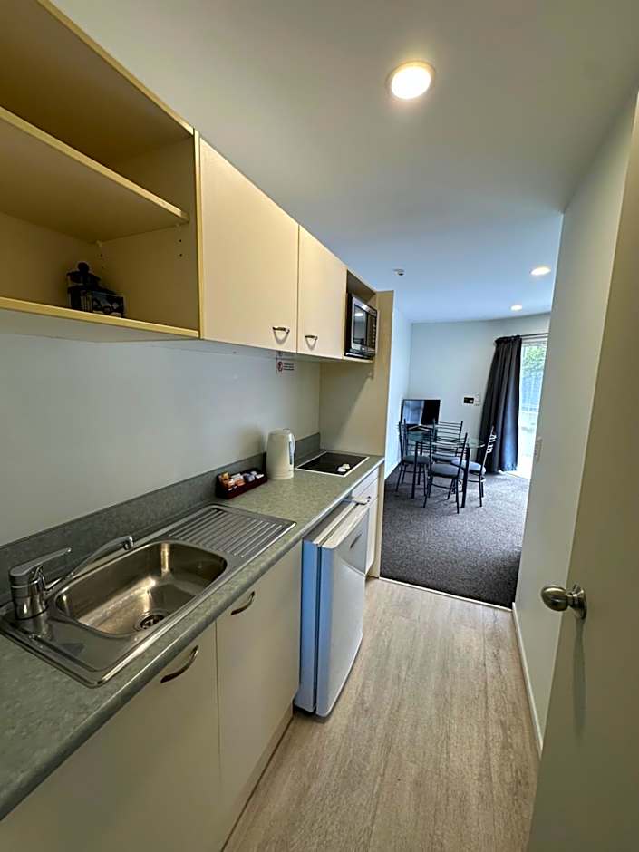 Baycourt Lakefront Motel