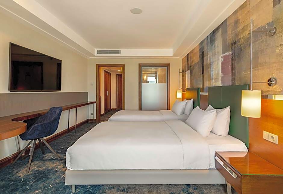 Photo 1 of 4 of 2 Beds Guestroom, Lake View, Terrace