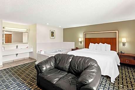 King Suite with Spa Bath - Non-Smoking