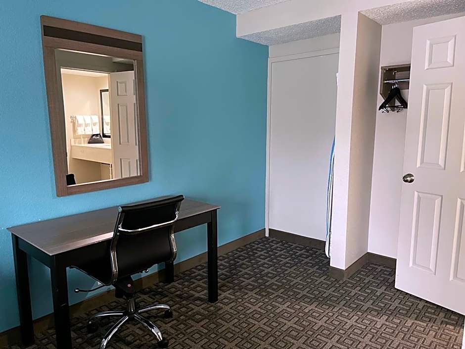 Days Inn & Suites by Wyndham Spokane
