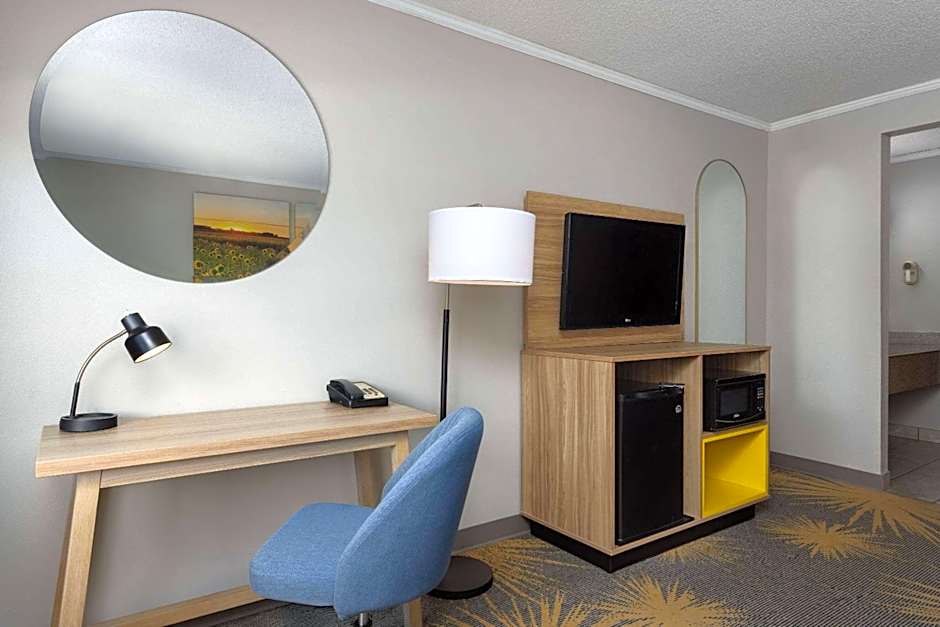 Days Inn and Suites by Wyndham Kansas City South