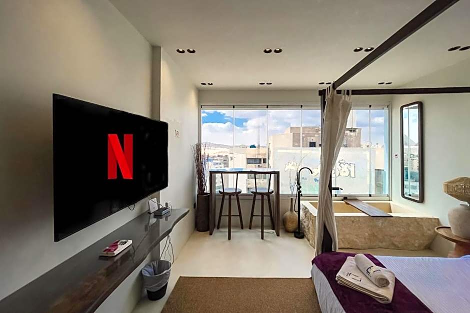 The Pyramids Horizon Studio w Bathtub