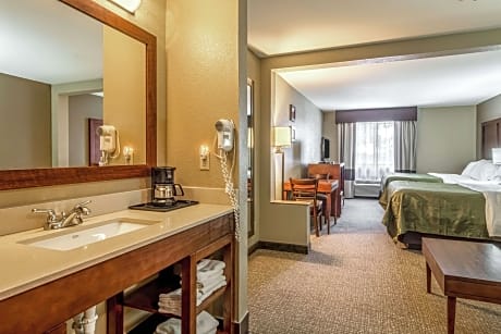 2 Queen Beds, Suite, Nonsmoking