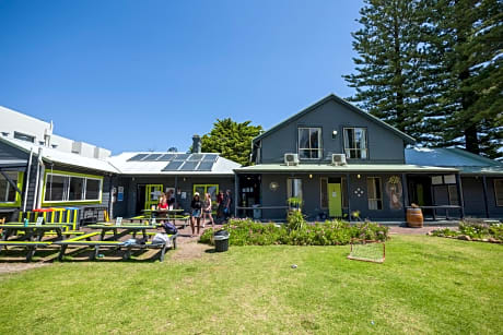 Dunsborough Beachouse YHA Backpackers