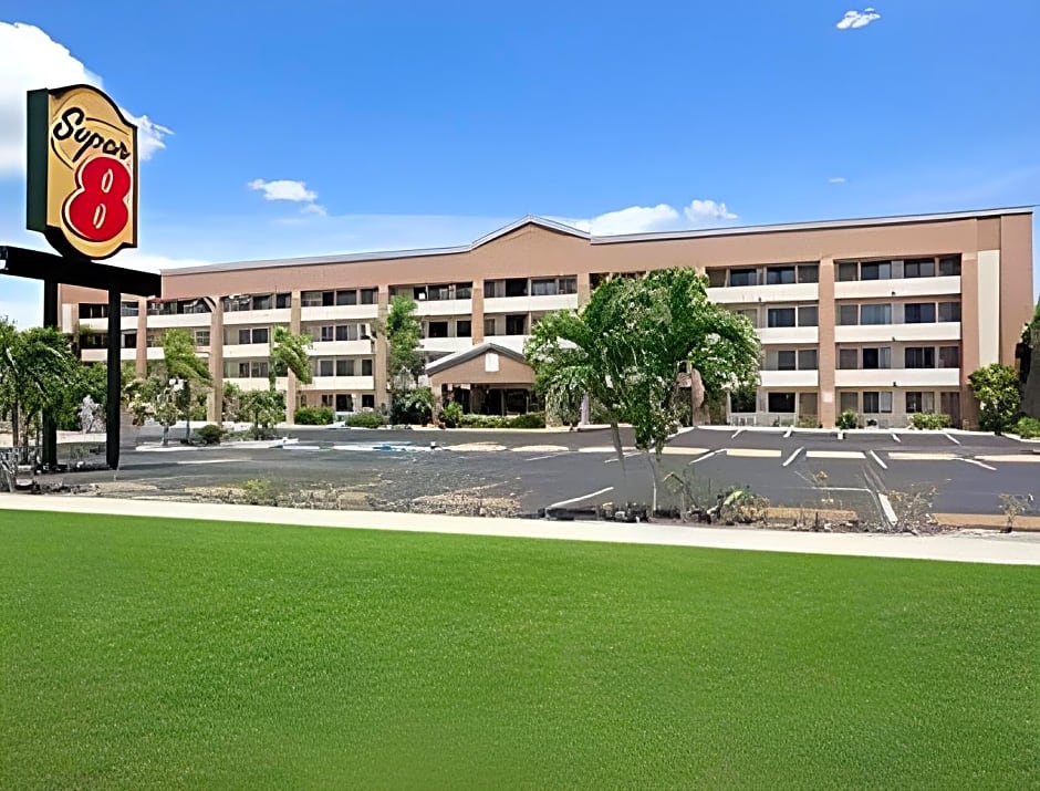 Super 8 by Wyndham Fort Myers