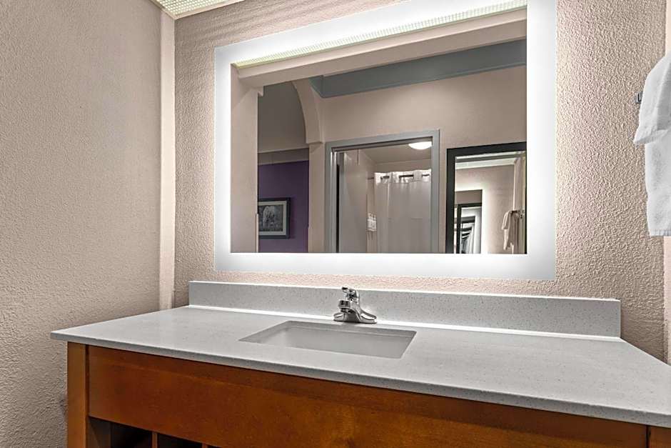 La Quinta Inn & Suites by Wyndham Jackson Airport/Pearl
