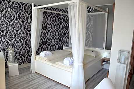 Comfort Double Room with Lateral Lake View and Balcony