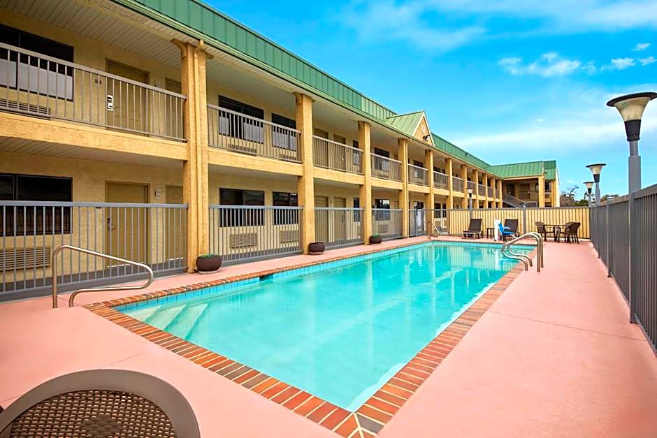 Best Western Cedar Inn