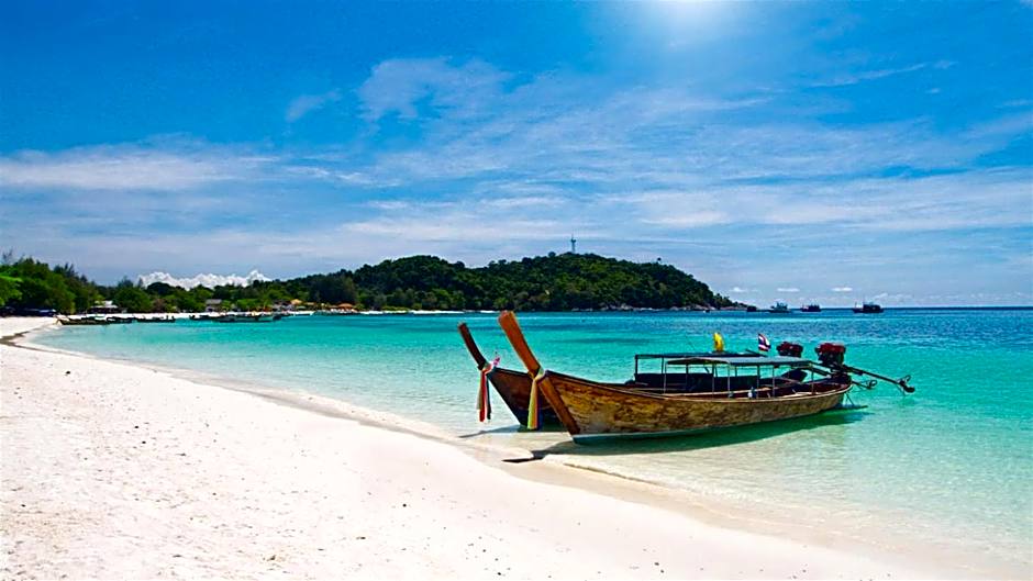 DAYA Beach, Lipe local