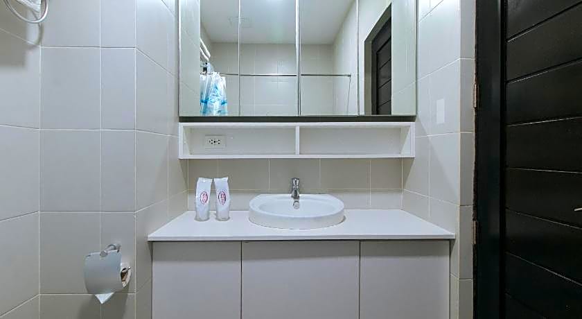 RedDoorz @ Leoncia Apartelle Mandaue City