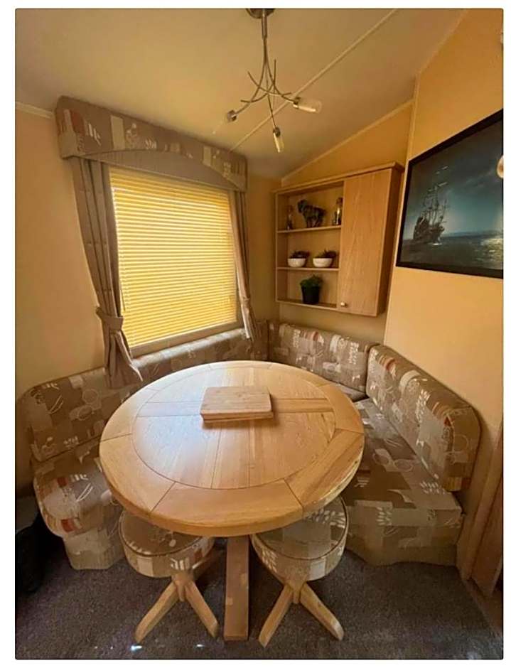 Spacious & welcoming 6th Berth Caravan California Cliffs Holiday Park, Norfolk Coast