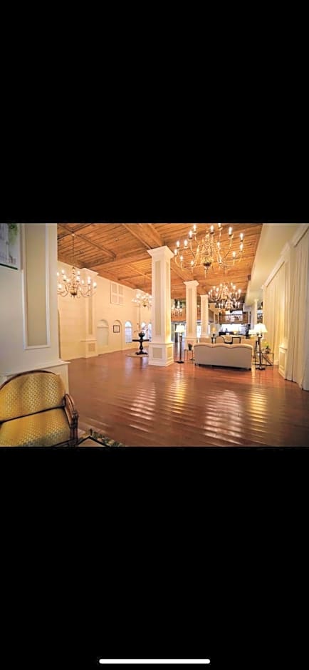 Palm Beach Historic Hotel with Juliette Balconies! 2 blocks from beach!