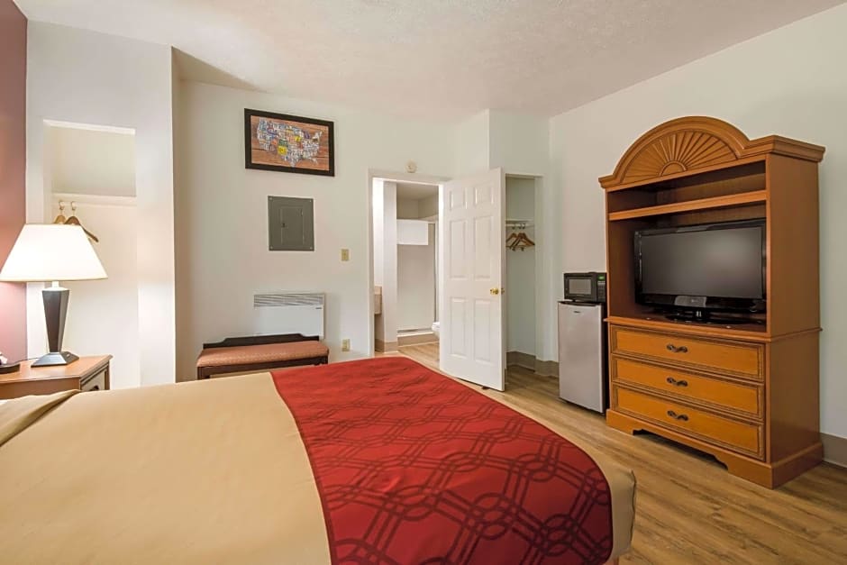 Econo Lodge Inn & Suites near Split Rock and Harmony Lake