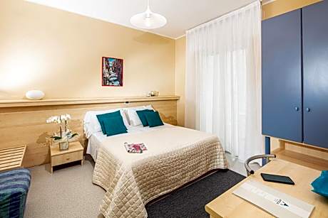 Triple Room with Partial Sea View