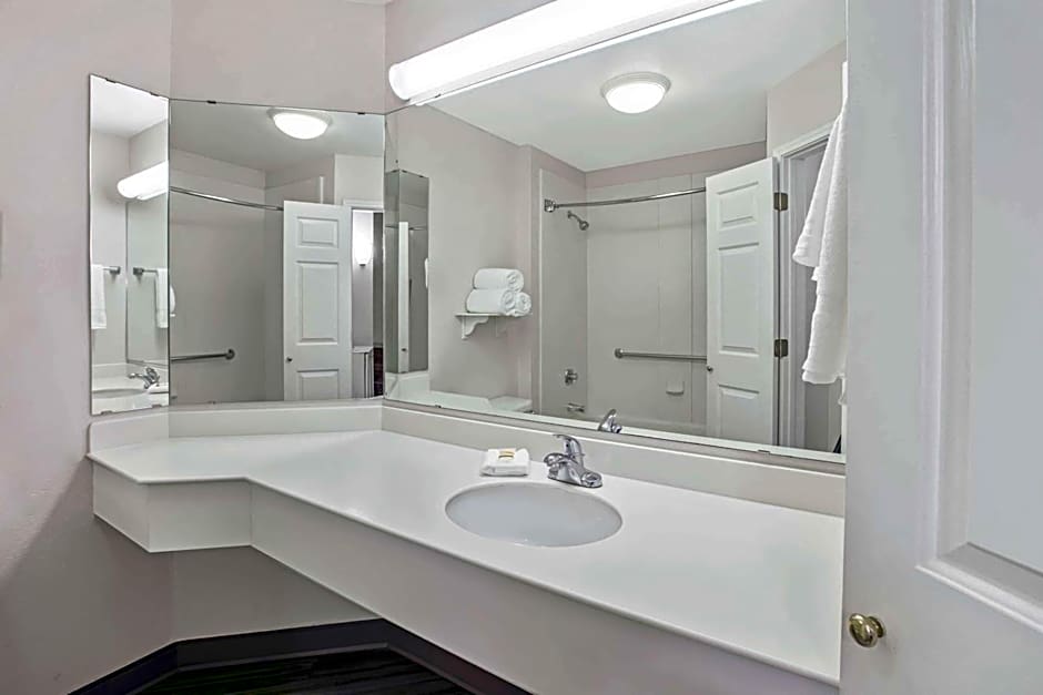 La Quinta Inn & Suites by Wyndham Dallas Arlington South
