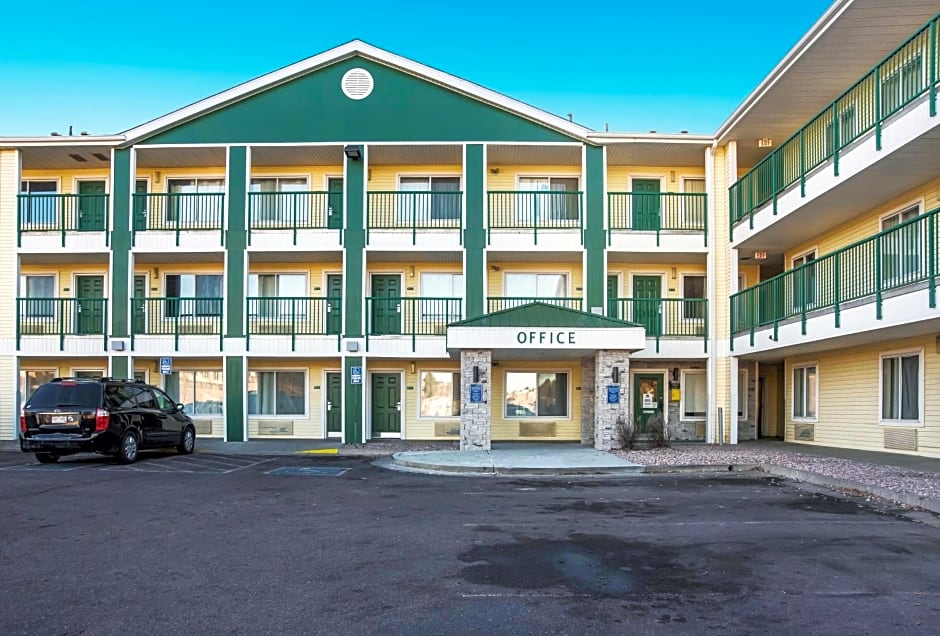 HomeTowne Studios by Red Roof Colorado Springs - Airport
