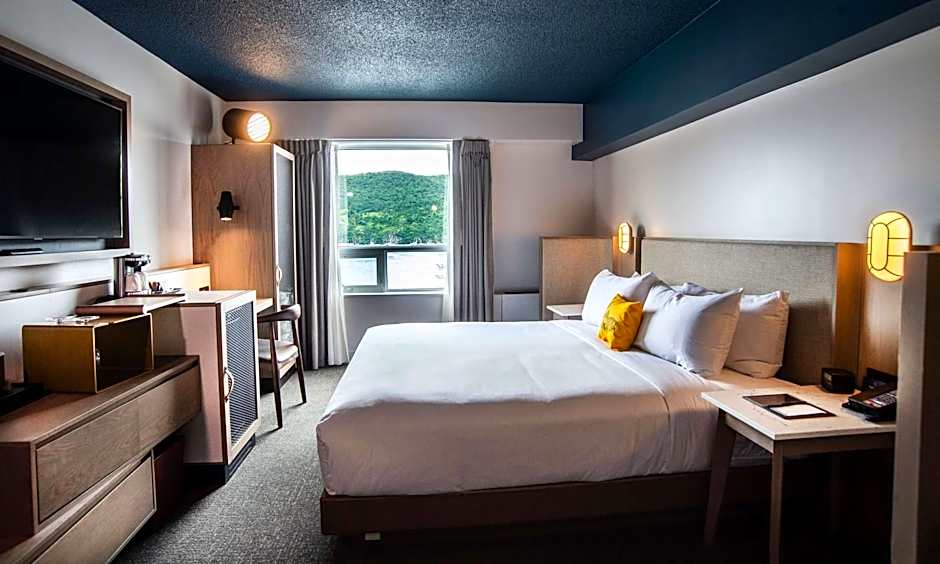 DoubleTree by Hilton St. John's Harbourview