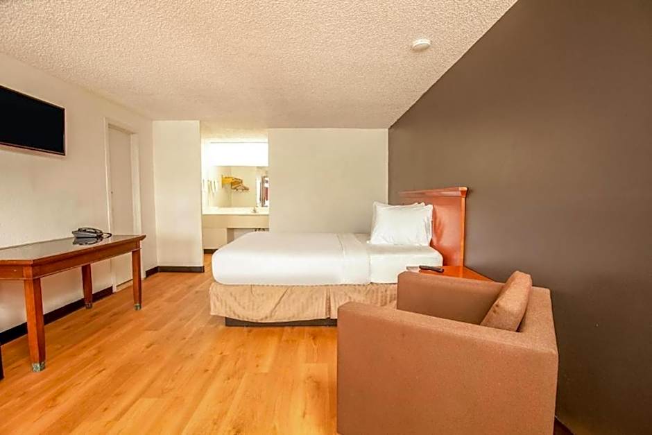 OYO Hotel Centralia - 2 mi from Providence Centralia Hospital