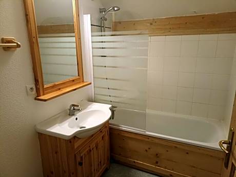 Two-Bedroom Apartment bunk bed in the entrance (8 Adults)