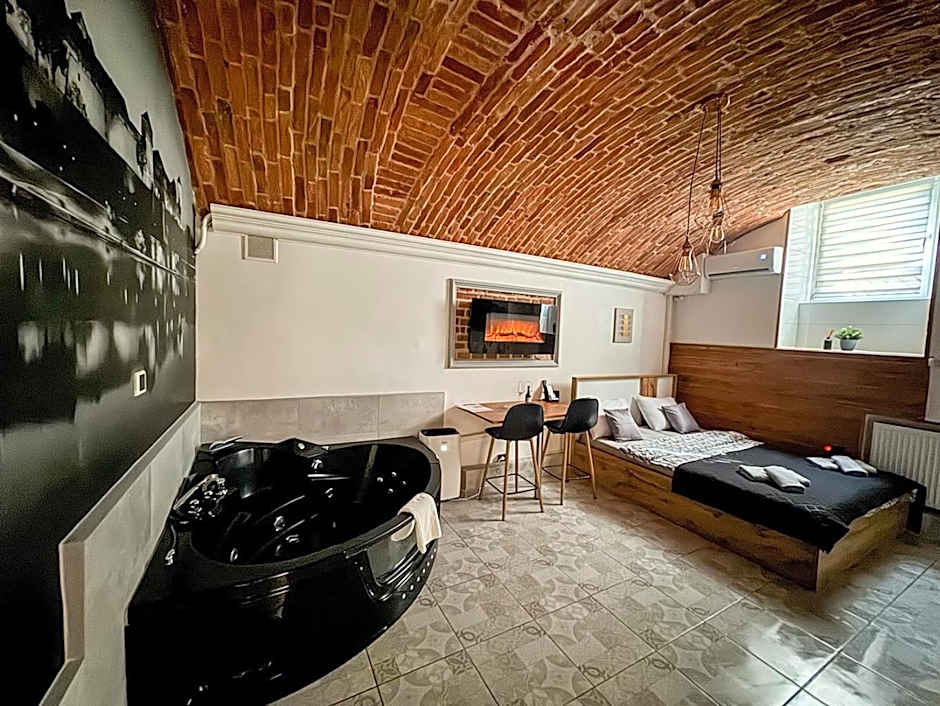 UNDERGROUND Jacuzzi Rooms