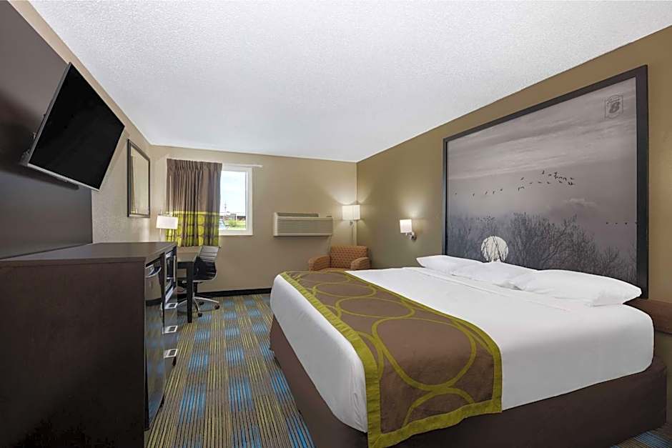Photo 1 of 8 of 1 King Bed, Nonsmoking