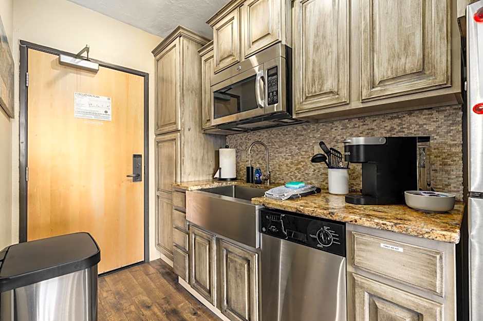 King Suite - 4 Guest - Hot Tub - Pool - Free Shuttle - Cedar Breaks Lodge