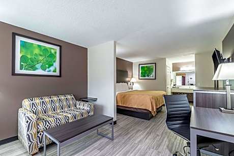 King Suite - Non-Smoking