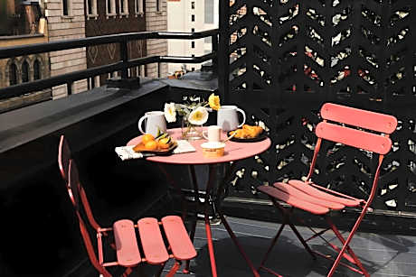 Superior King Room with City View and Balcony