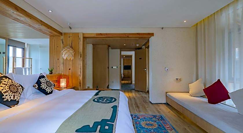 Arro Khampa by Zinc Journey Lijiang