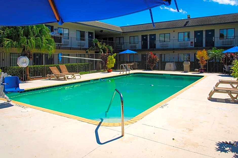 Motel 6-Lantana, FL