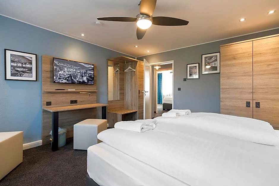 Riverview Apartments by dasPaul