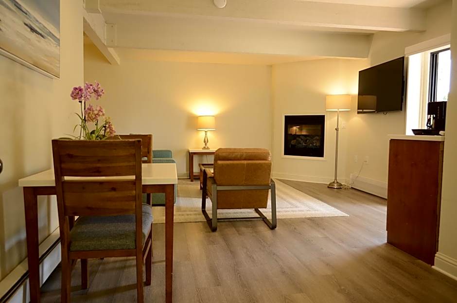 Lobos Lodge
