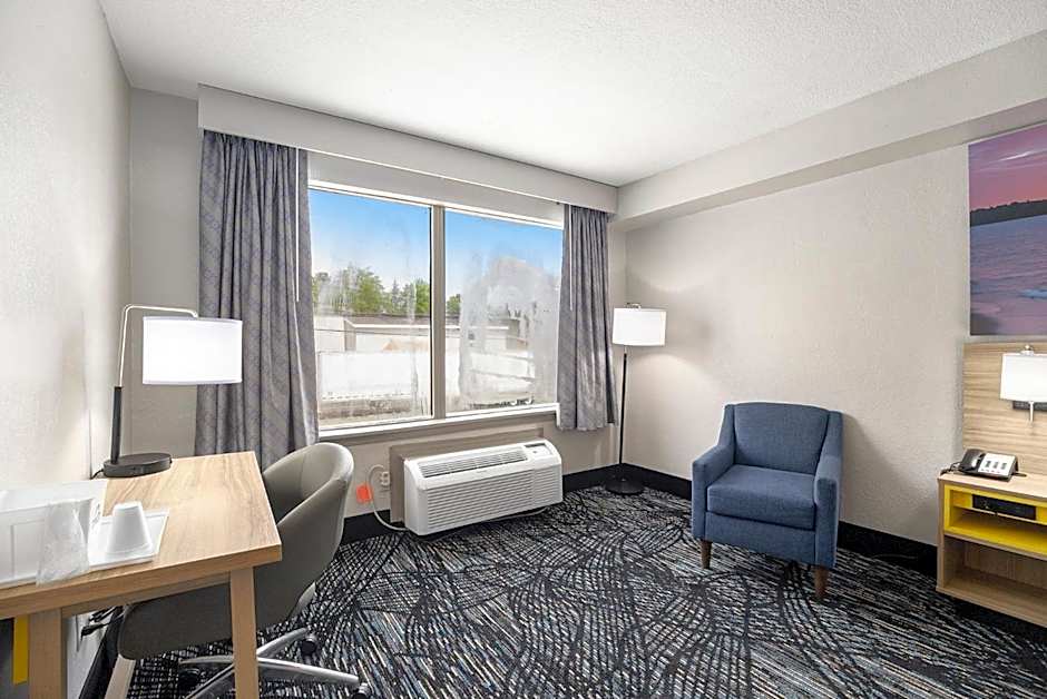 Days Inn & Suites by Wyndham Norton Shores/Muskegon