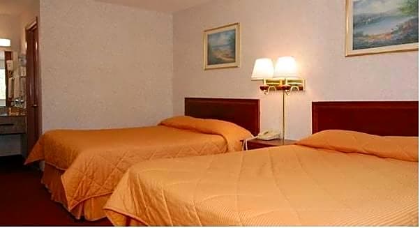 Econo Lodge Inn & Suites Forest