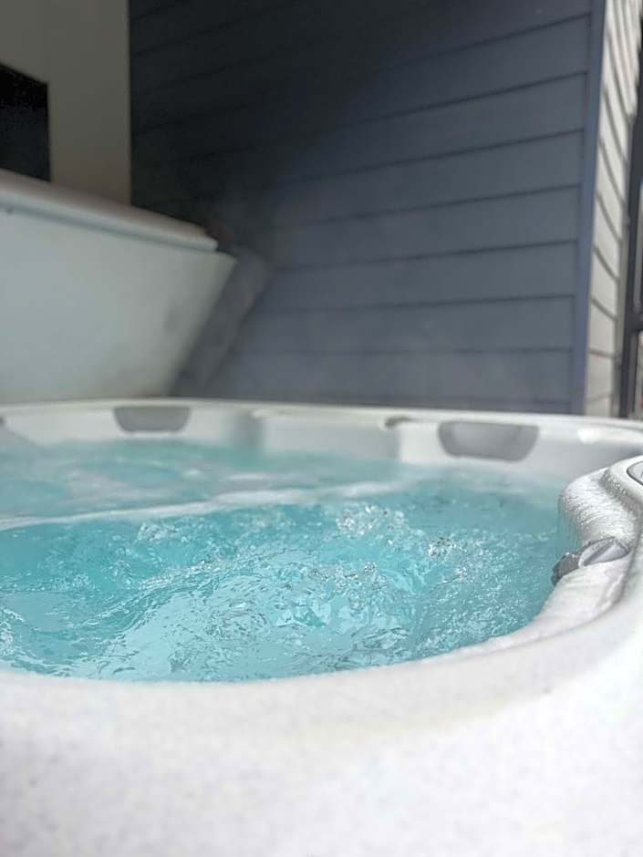 Snow & Swing Getaway - Three Bedrooms with Hot Tub (Stay Revy)