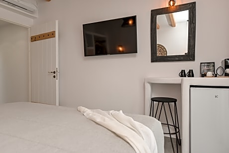 Superior Suite with Pool View & Outdoor Hot Tub