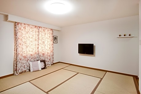 Japanese-Style Family Room (5 Adults)