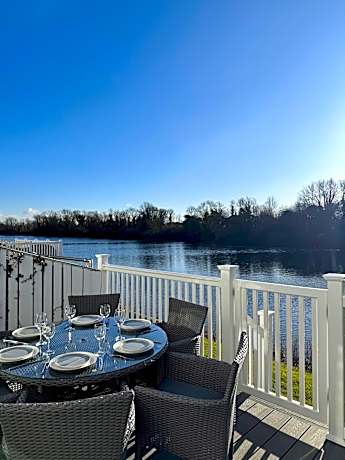 Pet-Friendly Lakeside Retreat Cotswold Water Park